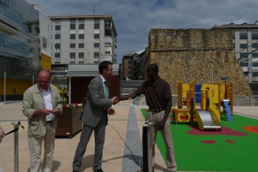 A la izquierda, alcalde Portugalete. A la derecha, escultor Bukari.
