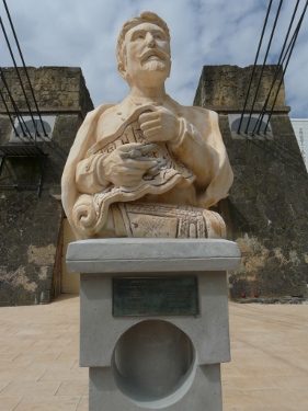 Busto Alberto del Palacio. Portugalete. Al fondo, cableado Puente Colgante.