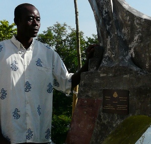 Placa conmemorativa.Escultura Parque Azeta Ayuntamiento Portugalete. Izq., Bukari