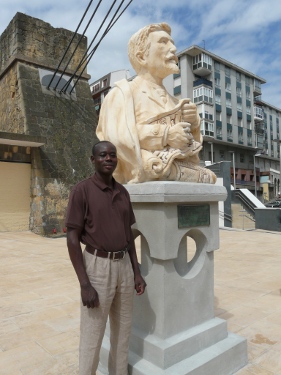 Inauguración estatua Alberto Palacios. Al frente, escultor Bukari Portugalete.