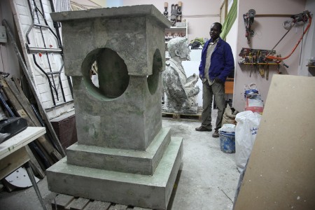 Escultura Alberto del Palacio y el escultor Bukari